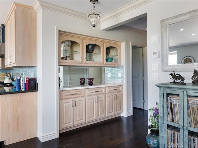 30229 Kingsridge Dr, Rancho Palos Verdes, CA 90275 - bar area with dark wood-style floors, tasteful backsplash, ornamental molding, baseboards, and hanging light fixtures