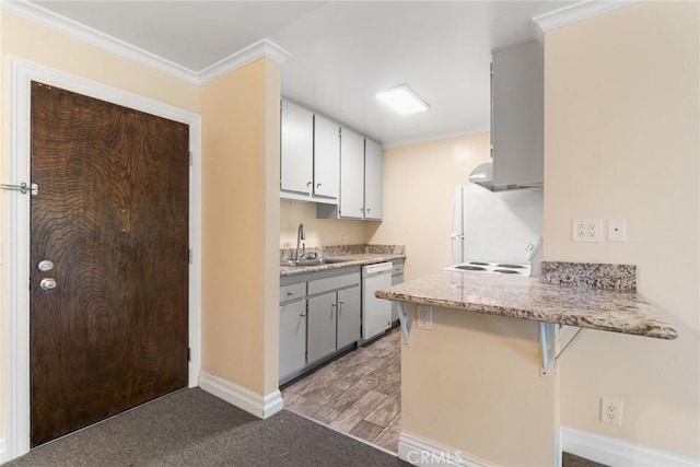 3603 W Hidden Ln Unit 317, Rolling Hills Estates, CA 90274 - kitchen with dishwasher, a sink, a kitchen breakfast bar, a peninsula, and crown molding