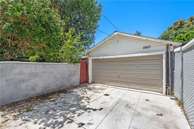 5919 Cantaloupe Ave, Valley Glen, CA 91401 - view of detached garage