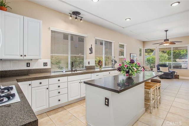 2012 Melbourne Cir, Banning, CA 92220 - kitchen featuring a sink, gas cooktop, a ceiling fan, white cabinets, and recessed lighting