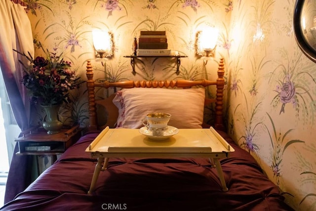 26335 Forest Ln, Twin Peaks, CA 92391 - sitting room with wallpapered walls