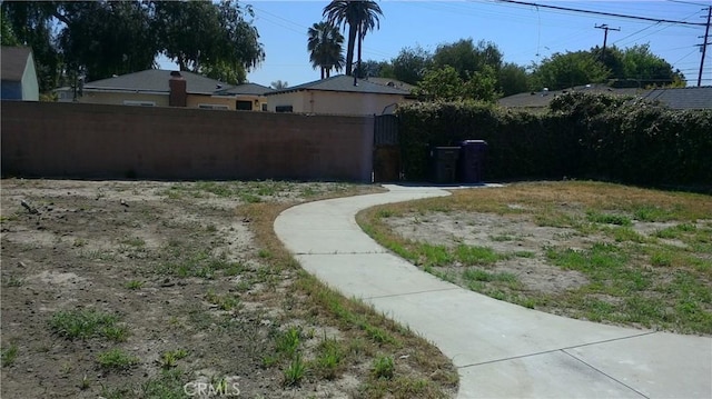 2420 Maine Ave, Long Beach, CA 90806 - view of yard