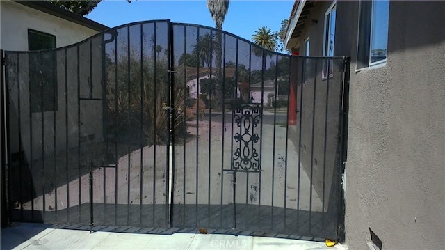 2420 Maine Ave, Long Beach, CA 90806 - view of gate