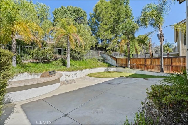 28445 Silverking Trl, Saugus, CA 91390 - fenced backyard with a patio