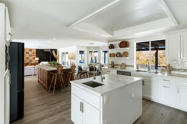 58916 Carmelita Cir, Yucca Valley, CA 92284 - kitchen featuring a sink, a kitchen island with sink, a tray ceiling, and recessed lighting
