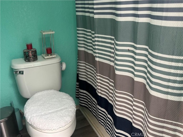 116 Evergreen Pl, Perris, CA 92571 - full bath featuring toilet, wood finished floors, a textured wall, and curtained shower