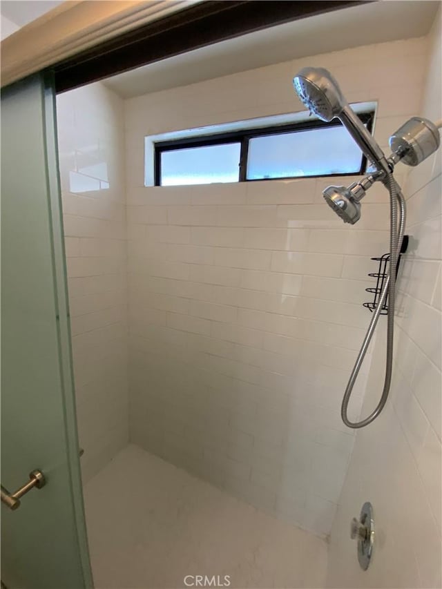 43321 Cottage Ln, Lancaster, CA 93536 - full bath featuring a tile shower