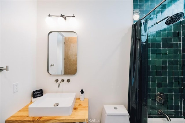 2600 Sunny Vista Rd, Joshua Tree, CA 92252 - bathroom with a shower with curtain, toilet, and vanity