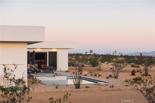 2600 Sunny Vista Rd, Joshua Tree, CA 92252 - yard at dusk featuring a mountain view