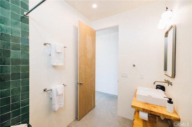 2600 Sunny Vista Rd, Joshua Tree, CA 92252 - bathroom featuring a tile shower and vanity