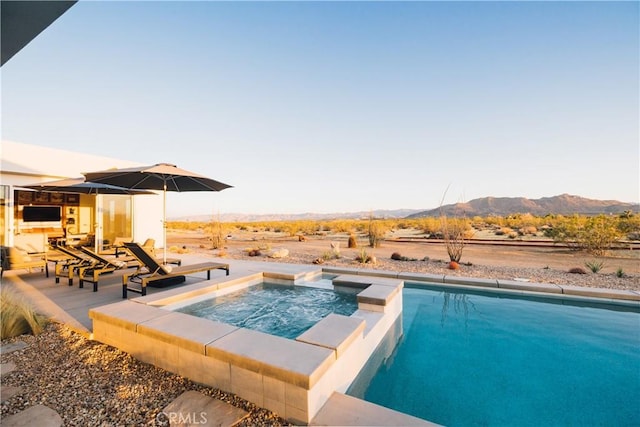 2600 Sunny Vista Rd, Joshua Tree, CA 92252 - view of pool with a mountain view and a pool with connected hot tub