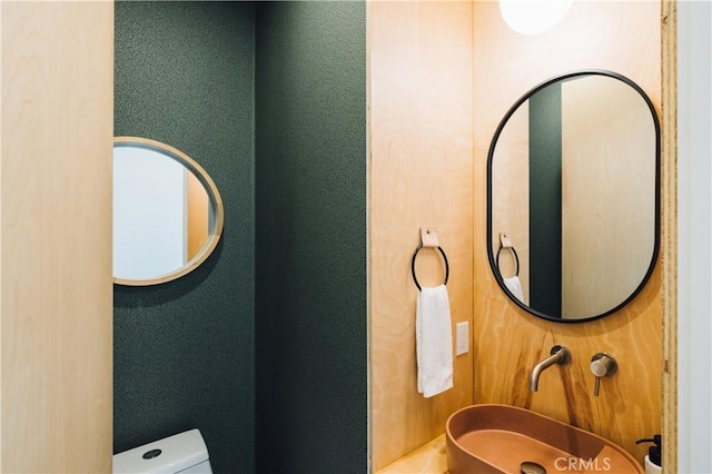 2600 Sunny Vista Rd, Joshua Tree, CA 92252 - bathroom with a sink and toilet