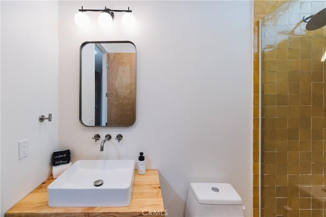 2600 Sunny Vista Rd, Joshua Tree, CA 92252 - full bath featuring a sink, tiled shower, and toilet