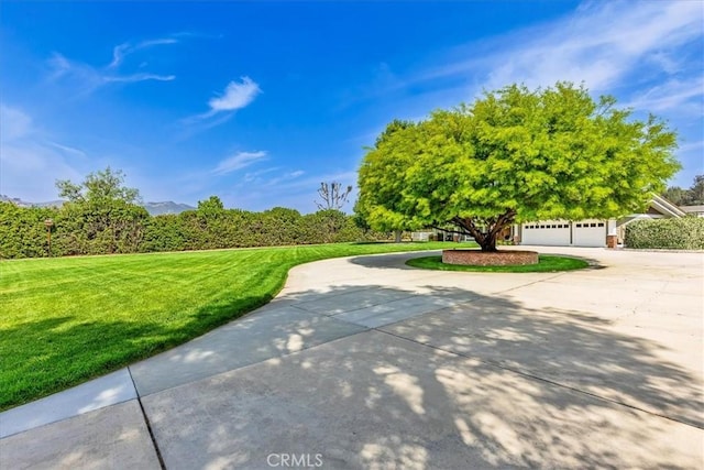 30026 Santiago Rd, Temecula, CA 92592 - surrounding community featuring a yard, a garage, and curved driveway