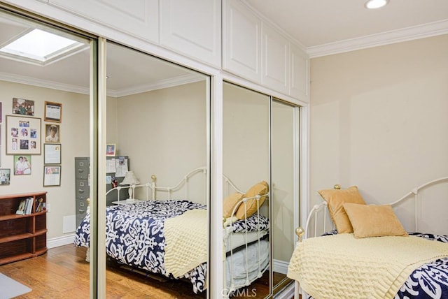2092 Ronda Granada Unit C, Laguna Woods, CA 92637 - bedroom featuring crown molding, light wood-style flooring, a closet, recessed lighting, and baseboards