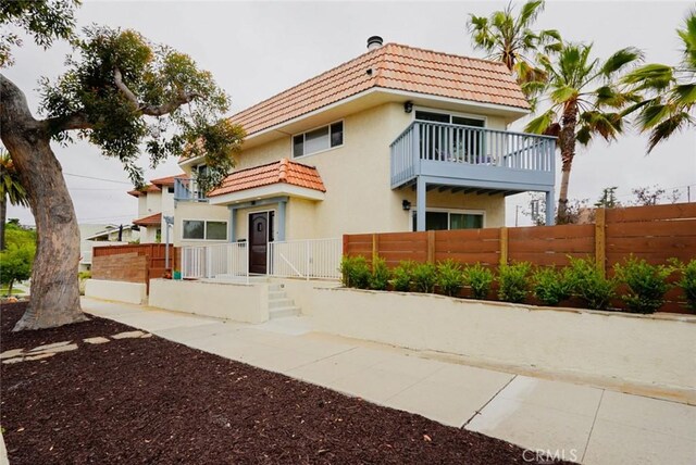 318 S Lucia Ave, Redondo Beach, CA 90277 - view of property featuring a fenced front yard