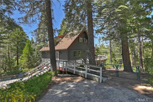 535 Pioneer Rd, Lake Arrowhead, CA 92352 - view of front of home with a gate