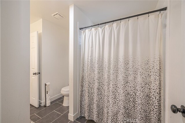 41438 Almond Ave, Palmdale, CA 93551 - full bath featuring toilet, tile patterned flooring, and a shower with curtain