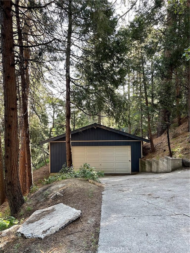 24091 Lakeview Dr, Crestline, CA 92325 - view of detached garage