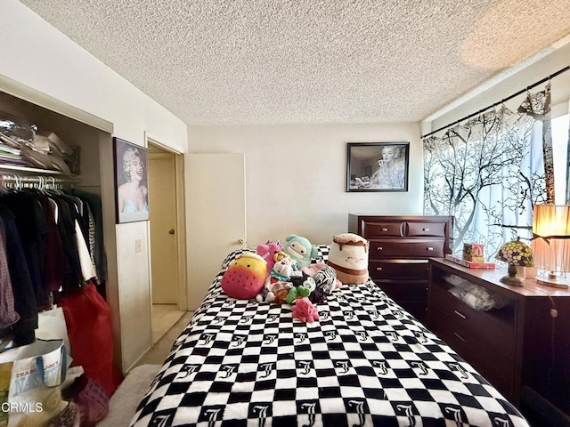 1431 Holly Ave, Oxnard, CA 93036 - bedroom featuring a closet and a textured ceiling