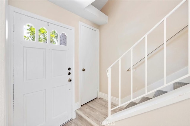 53 Briarwood Ln Unit 81, Aliso Viejo, CA 92656 - foyer featuring wood finished floors and baseboards