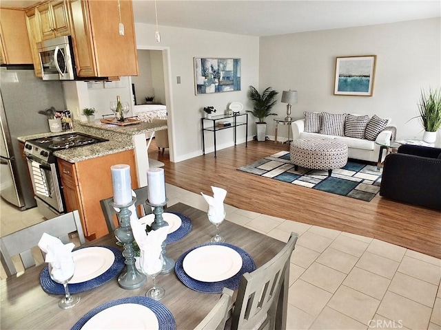 1039 E Appleton St Unit 2, Long Beach, CA 90802 - dining area featuring light wood-style flooring and baseboards