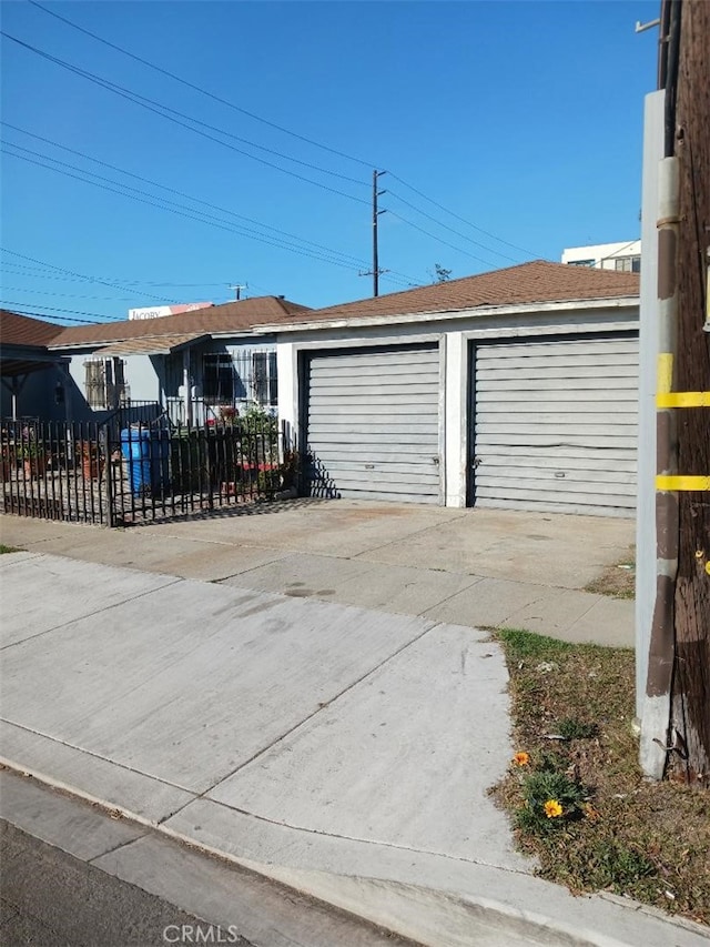 5155 W 104th St, Inglewood, CA 90304 - view of garage