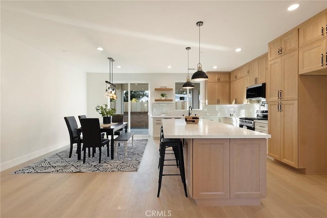 5539 Erin Way, Paradise, CA 95969 - kitchen featuring stainless steel appliances, light wood-style flooring, backsplash, light brown cabinets, and recessed lighting