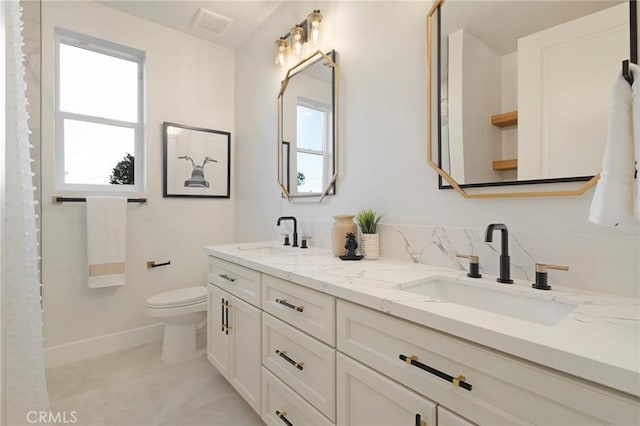 5539 Erin Way, Paradise, CA 95969 - full bath featuring double vanity, toilet, baseboards, and healthy amount of natural light