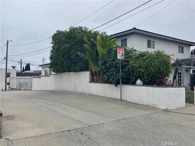 927 W 6th St, San Pedro, CA 90731 - view of side of home with stucco siding