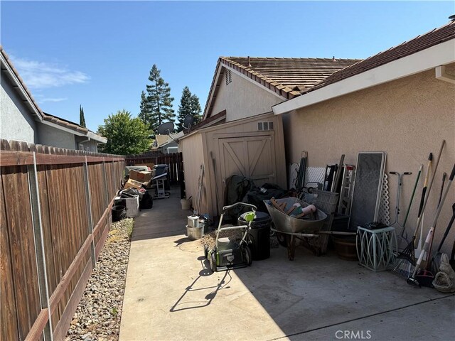 1438 Tumbleweed Ct, Oakdale, CA 95361 - fenced backyard featuring a patio