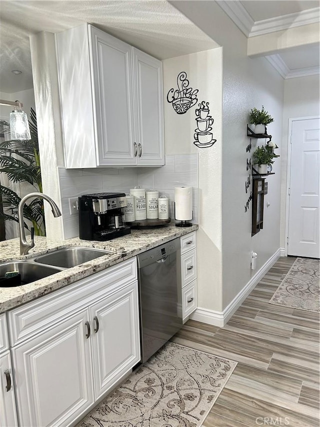 41410 Juniper St Unit 2012, Murrieta, CA 92562 - kitchen featuring dishwasher, crown molding, white cabinetry, backsplash, and light wood-style flooring
