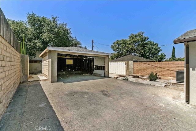 7714 Kyle St, Tujunga, CA 91042 - detached garage with cooling unit