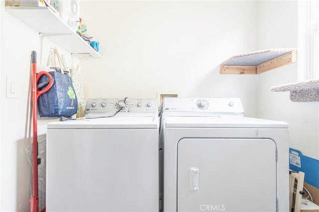 14752 Grafton Ln, Helendale, CA 92342 - laundry room featuring washer and dryer
