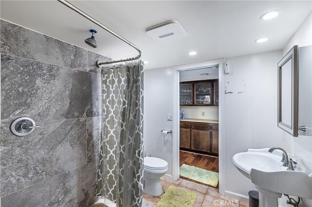 1849 Ayers Way, Burbank, CA 91501 - full bathroom with a tile shower, toilet, and recessed lighting