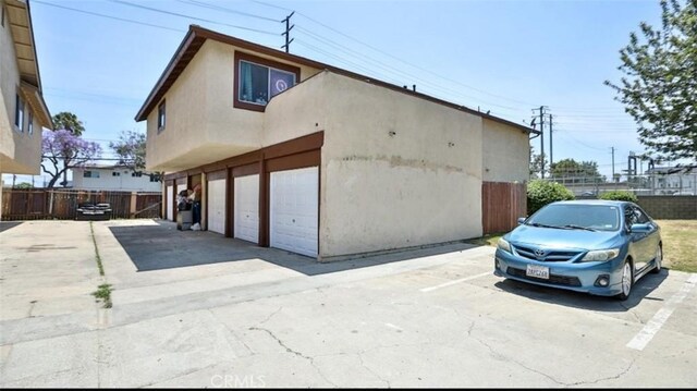 1039 W Central Ave, Santa Ana, CA 92707 - garage with driveway