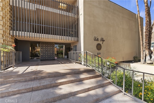 277 E Alejo Rd Unit 212, Palm Springs, CA 92262 - view of patio featuring a carport and driveway