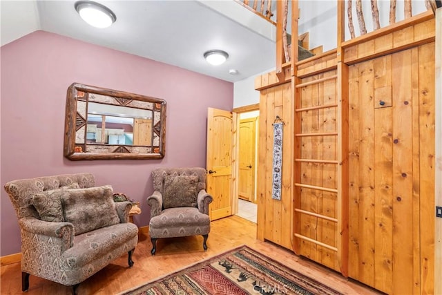118 E Ln, Lake Arrowhead, CA 92352 - living area featuring wood finished floors and vaulted ceiling