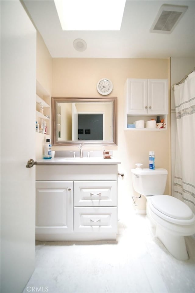 532 Venice Way Unit 8, Inglewood, CA 90302 - full bath featuring toilet, vanity, and a skylight