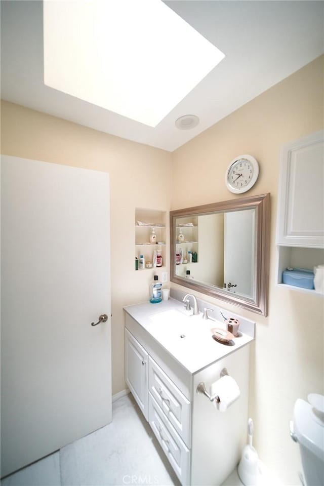 532 Venice Way Unit 8, Inglewood, CA 90302 - bathroom featuring vanity, toilet, and a skylight