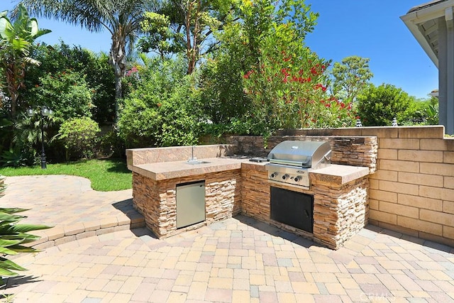 1019 N Sonora Cir, Orange, CA 92869 - view of patio / terrace featuring a sink and an outdoor kitchen