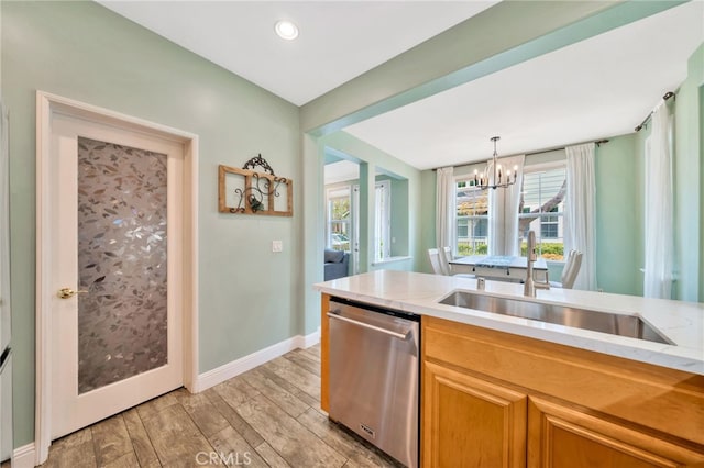 25 Ellsworth St Unit 11, Ladera Ranch, CA 92694 - kitchen with dishwasher, a sink, a chandelier, light wood-type flooring, and baseboards