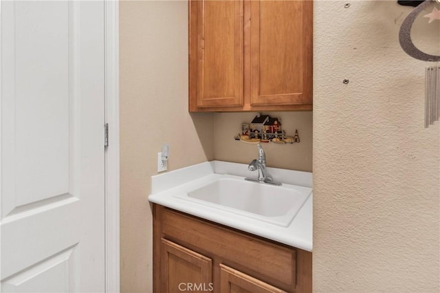 19423 Crystal Springs Ln, Apple Valley, CA 92308 - laundry area with a sink