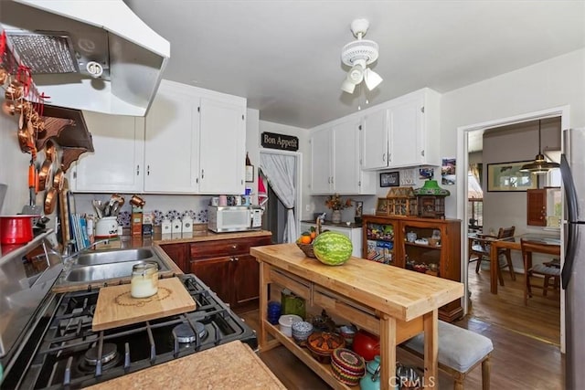 112 W Grandview Dr, Barstow, CA 92311 - kitchen with a sink, white microwave, white cabinetry, ceiling fan, and dark wood finished floors
