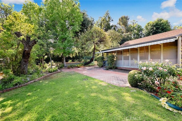 85 S San Rafael Ave, Pasadena, CA 91105 - view of grassy yard featuring a patio area