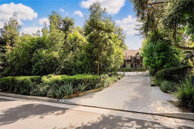 85 S San Rafael Ave, Pasadena, CA 91105 - surrounding community with a gate