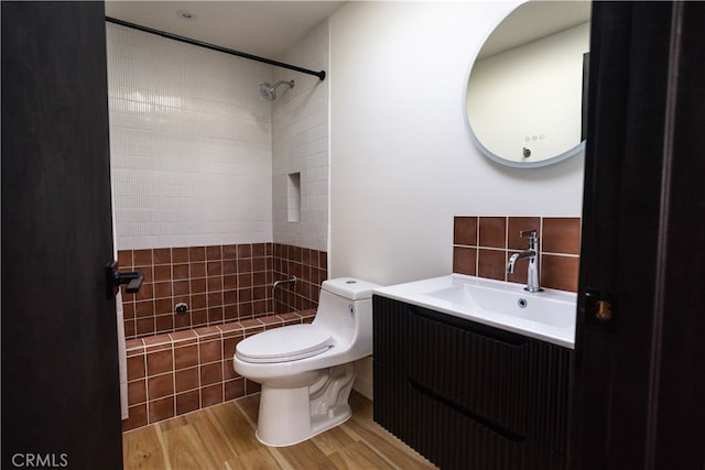 3977 Sage Ave, Yucca Valley, CA 92284 - full bath featuring wood finished floors, tiled shower, and vanity