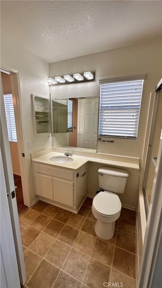 762 Saint James Dr, Corona, CA 92882 - full bath featuring toilet, a textured ceiling, vanity, a shower with shower door, and baseboards