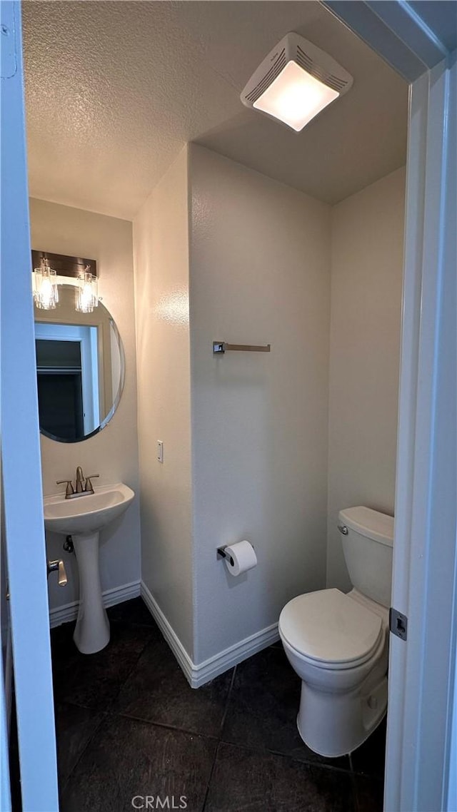 762 Saint James Dr, Corona, CA 92882 - half bath featuring toilet, tile patterned flooring, baseboards, a textured ceiling, and a chandelier