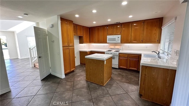 762 Saint James Dr, Corona, CA 92882 - kitchen featuring white appliances, a sink, a center island, plenty of natural light, and recessed lighting